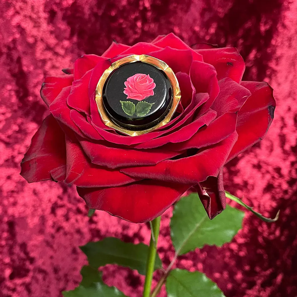 【USA輸入】 ヴィンテージ インタリオ ルーサイト ローズ ブローチ/Vintage Lucite Reverse Carved Rose Brooch