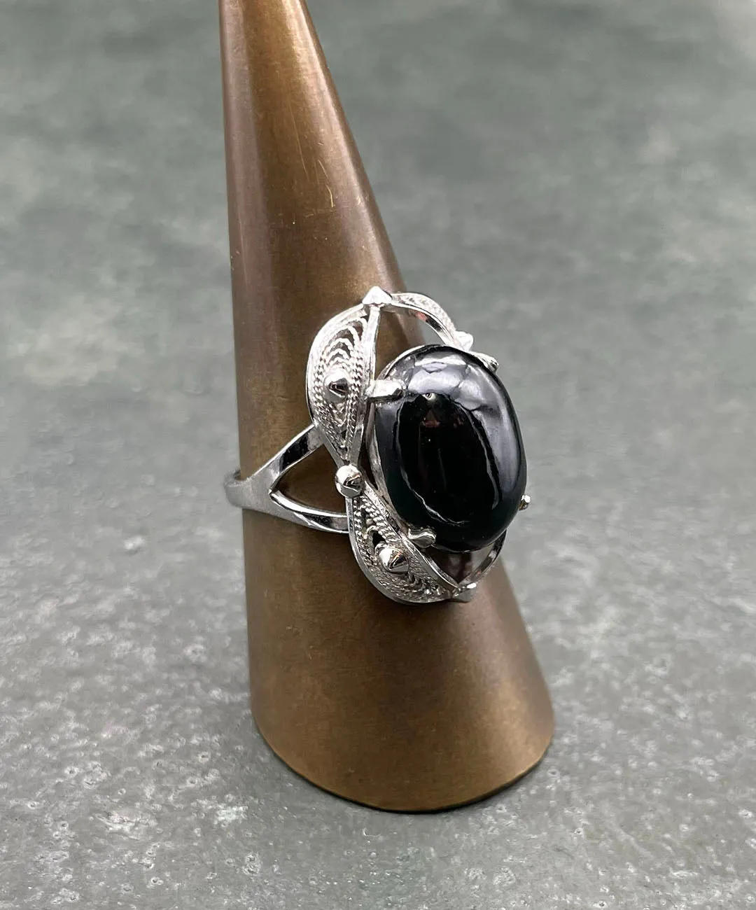 【USA輸入】ヴィンテージ ブラックカボション フィリグリー リング/Vintage Black Cabochon Filigree Ring